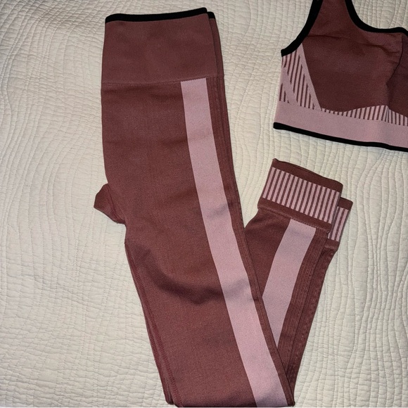 Fabletics Maroon Small Set - Picture 3 of 6
